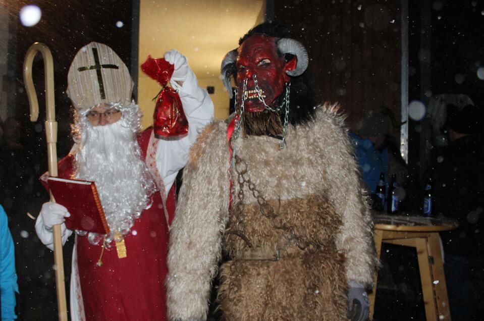 Der Nikolaus verteilt Päckchen beim EKZ Reisinger - Impression #1