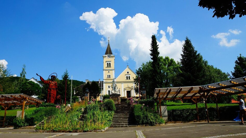 Marktplatz Tieschen mit Aufgang zur Pfarrkirche | © TV Thermen- & Vulkanland