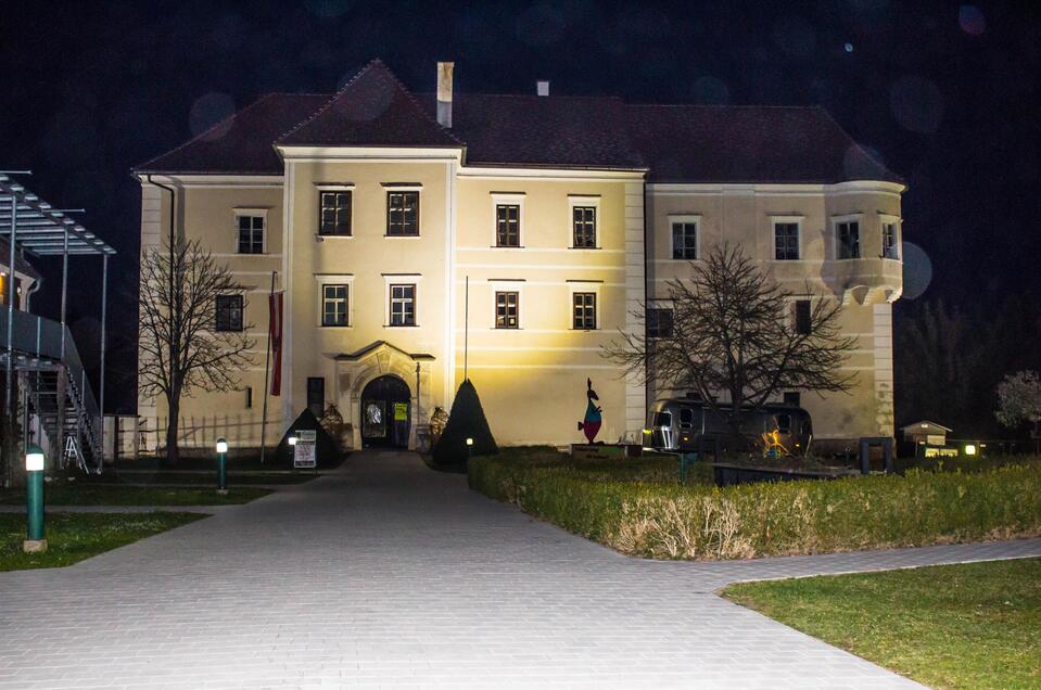 Wasserschloss Burgau bei Nacht | © Sandra Brünner