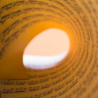 Musiknotenblatt zusammengerollt | ©  Freepik