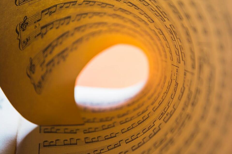 Musiknotenblatt zusammengerollt | ©  Freepik