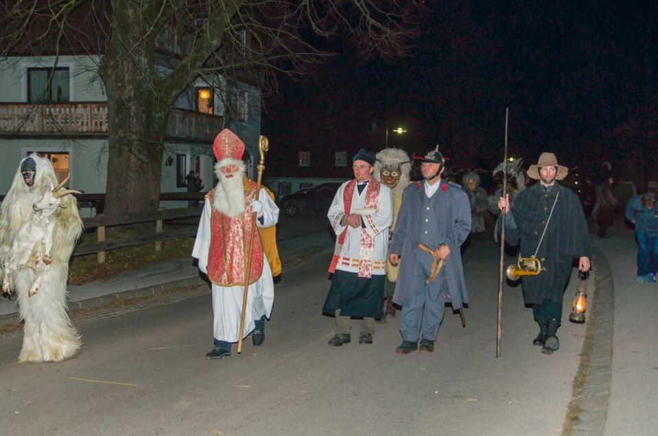 Krampusspiel of the Nikologruppe Kumitz at the community square in Pichl - Impression #1