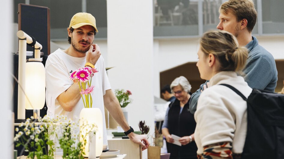 Gespräche mit Aussteller | © Franziska Freiwald