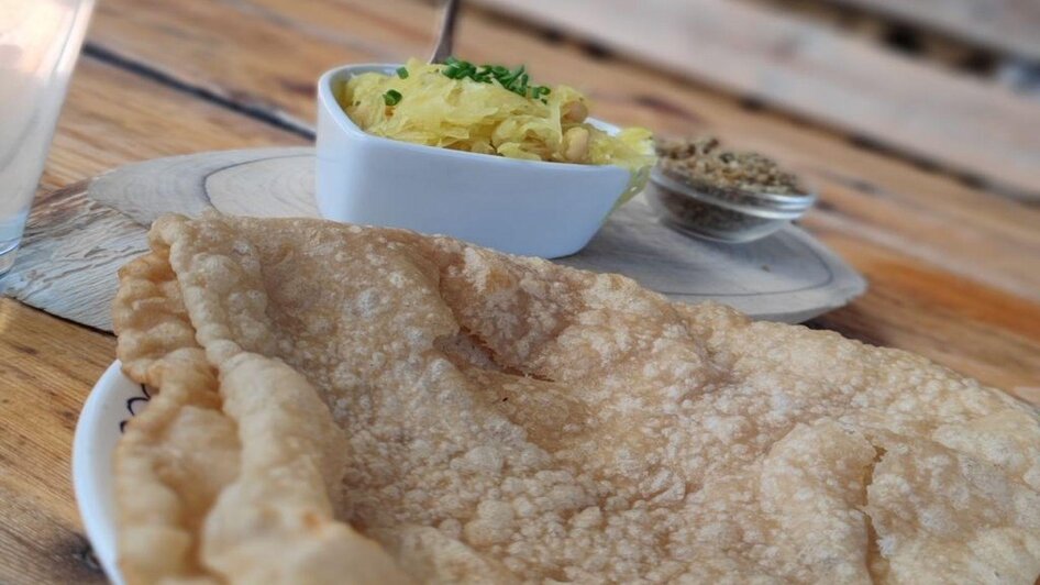 Steirerkrapfen essen am Kulm in Tauplitz | © Auszeit Ausseerland