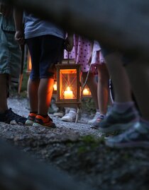Kindergruppe mit brennenden Laternen | © ÖFM-Christiane Becker | © ÖFM-Christiane Becker