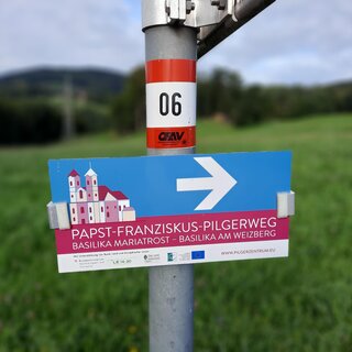 Schild_Papst Franziskus Pilgerweg_Oststeiermark | © WEGES