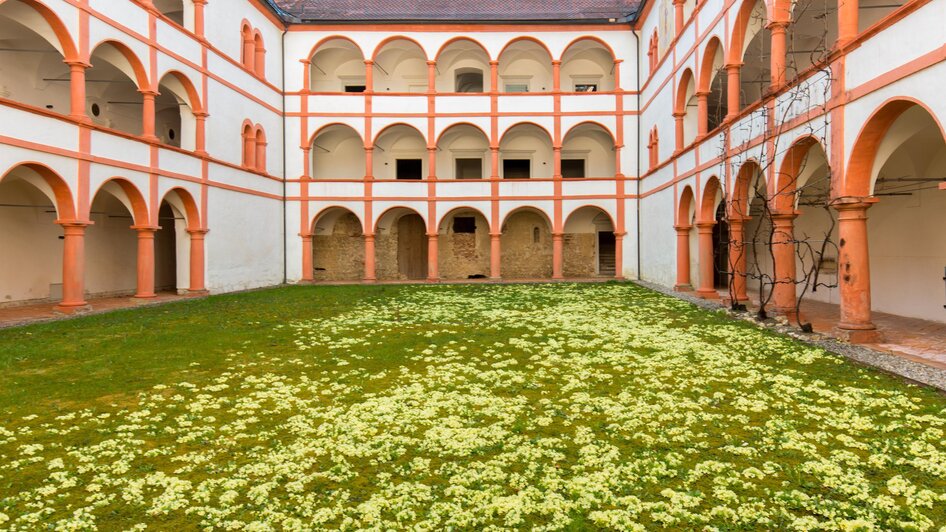 Stift Rein Innenhof | © Region Graz - Hary Schiffer