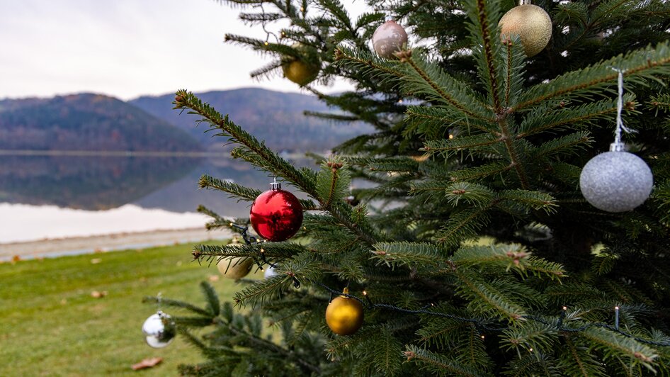 Weihnachtsmarkt_geschmückter Baum_Oststeiermark | © Seemarketing Stubenberg am See