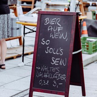 Hinweistafel fürs Frühstück am Samstagsmarkt | © Lumikki Photography