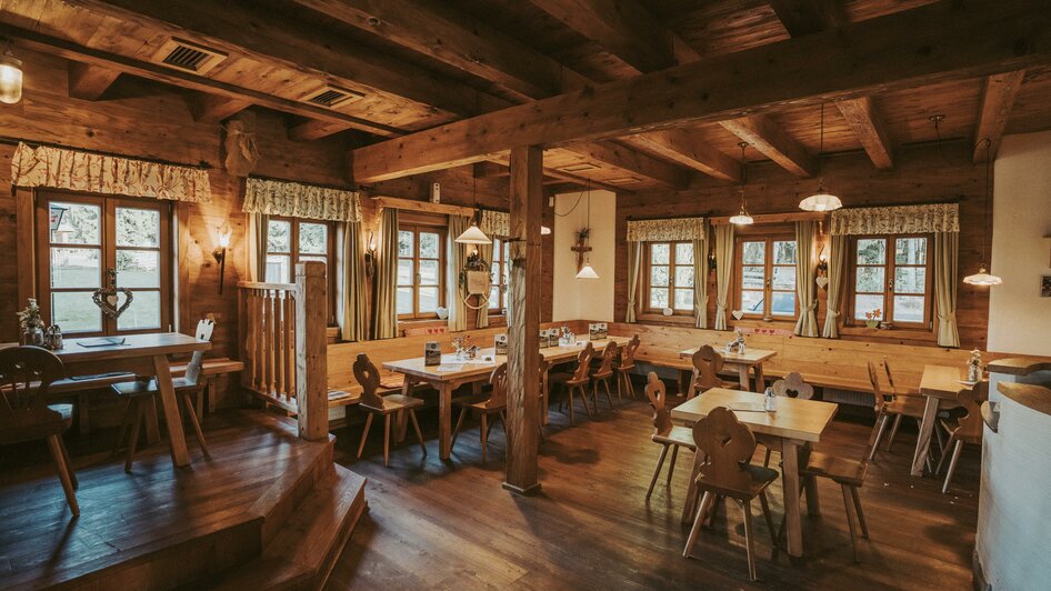 Bratlalm_Hütte von innen_Oststeiermark | © cmvisuals