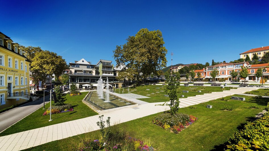 Villa Albrecht mit Wasserspielen und Hauptplatz | © Thermen- & Vulkanland