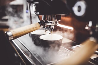 Café | © AdobeStock_211605085-leszekglasne
