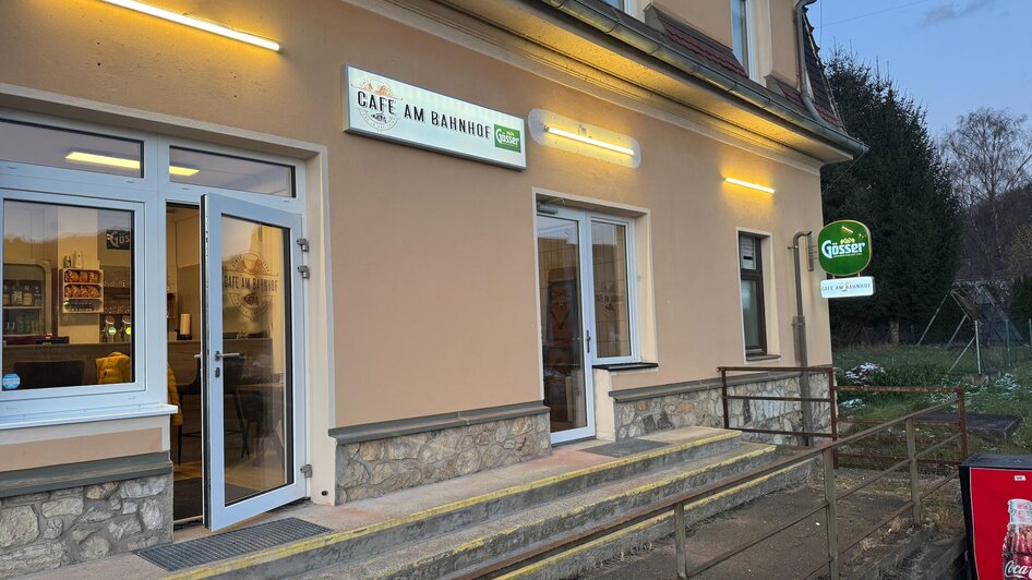 Cafe am Bahnhof am Abend | © SV Hinterberg