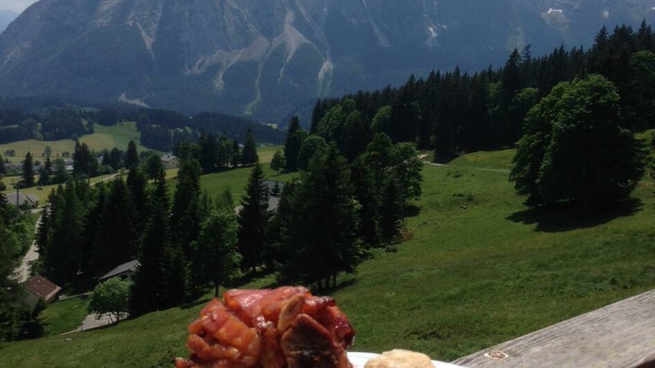 Pfannerhütte, Stelze mit Kraut und Knödel,Tauplitz | Mario Seebacher | © Mario Seebacher Pfannerhütte, Stelze mit Kraut und Knödel,Tauplitz | © Mario Seebacher