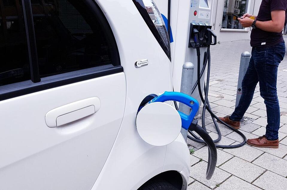 E-Auto-Tankstelle Kreisverkehr Hall - Impression #1 | © Stefan Schweihofer, Pixabay
