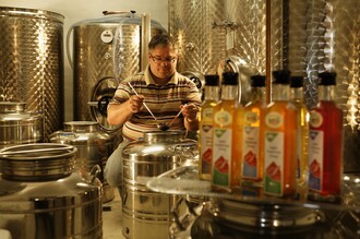 Essigmanufaktur_Essigproduktion_Oststeiermark | © Eismanufaktur Oswald/ Schaffer