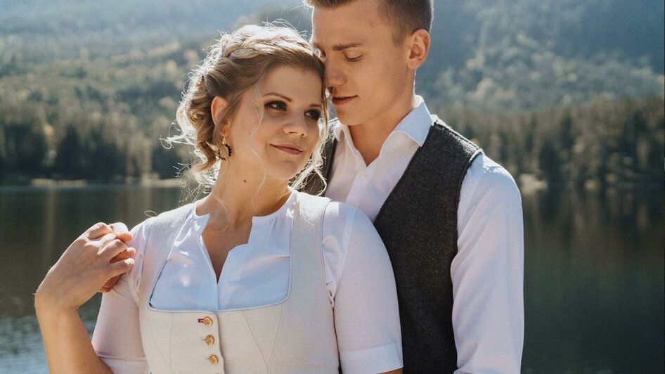 Farbenspiel Freller Bridal couple | Elisabeth Freller | © Elisabeth Freller Farbenspiel Freller Brautpaar | © Elisabeth Freller