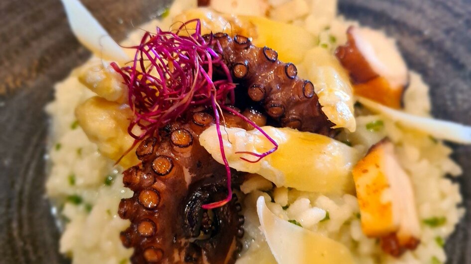 Spargelrisotto mit Oktopus | © Huegellandhof Spargelrisotto mit Oktopus | © Huegellandhof