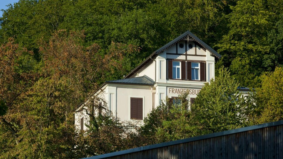 Die Villa Franzenburg liegt auf einer Anhöhe | © Thermen- & Vulkanland