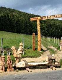 Wood-Sculpture-Path_Entrance_Eastern Styria | © Gasthof Haider | © Gasthof Haider