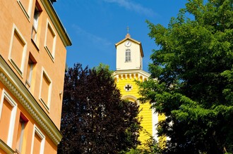 Blick von der Oberen Brunnenstraße zur Pfarrkirche | ©  Thermen- & Vulkanland