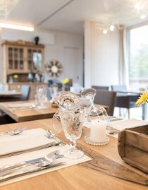 Gedeckter Tisch in der Speisemanfaktur | © Weingarten-Resort | Marleen Linke Fotografie | © Weingarten-Resort
