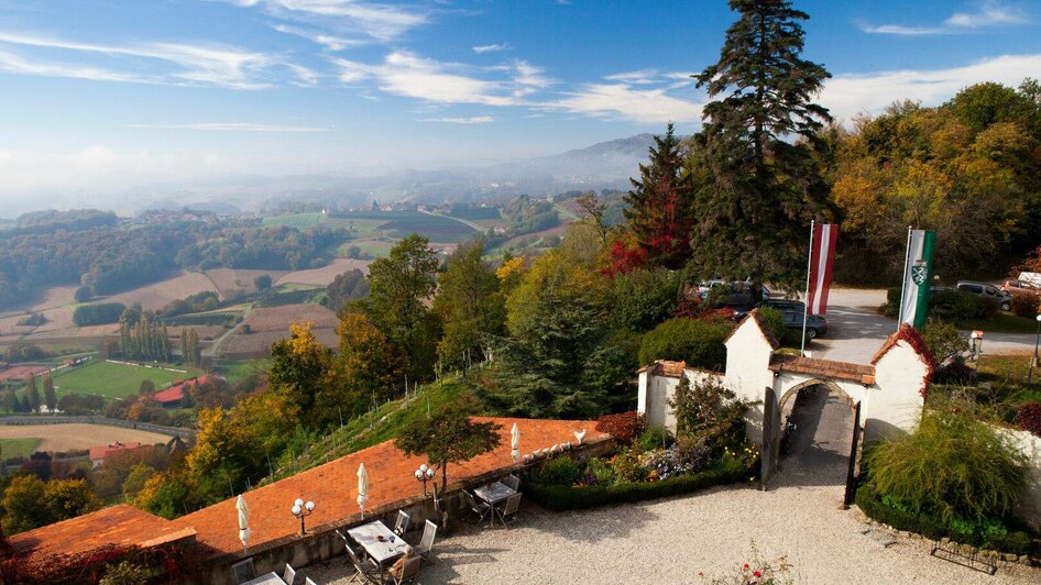Blick von und auf die Schlossterrasse | © Schloss Kapfenstein
