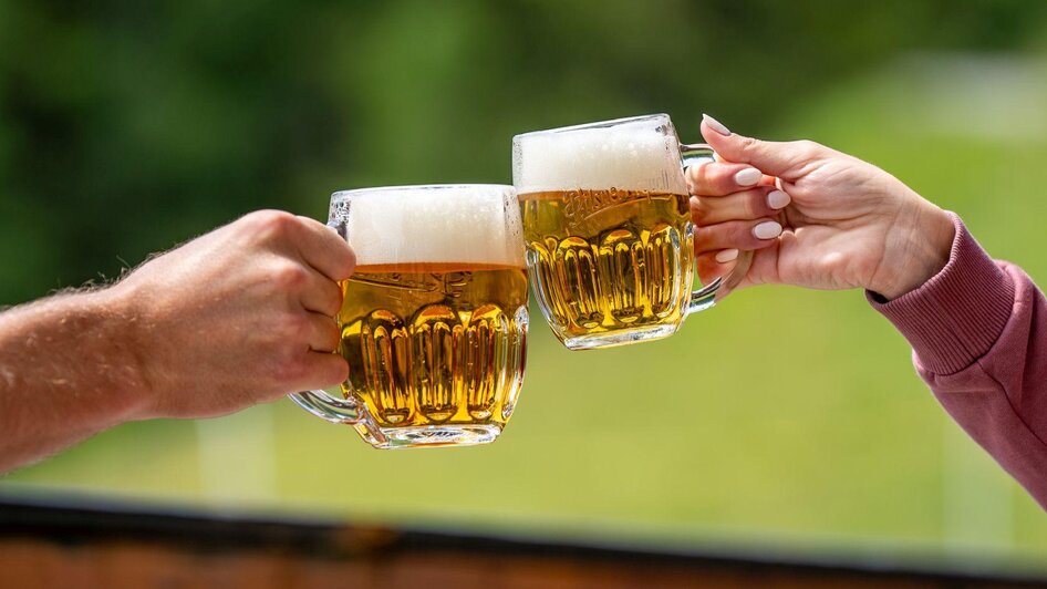 Alpen Arnika, Tauplitzalm, cheers | Hotel Alpen Arnika | © Hotel Alpen Arnika Alpen Arnika, Tauplitzalm, Prost | © Hotel Alpen Arnika