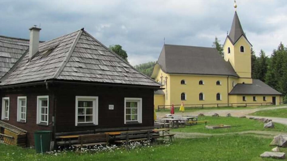 Gasthaus und Kirche | © Schönangerhütte