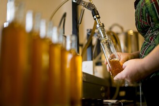 Vinegar manufactory_Bottling_Eastern Styria | © Essigmanufaktur Oswald / Schaffer