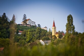 Blick auf Schloss Kapfenstein und Pfarrkirche | ©  Thermen- & Vulkanland