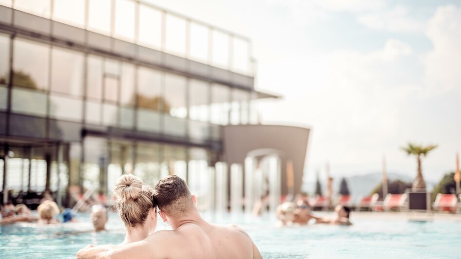 Außenbecken_Pärchen_14 | Die Abbilderei | © Hotel & Therme NOVA Außenbecken_Pärchen_14 | © Hotel & Therme NOVA