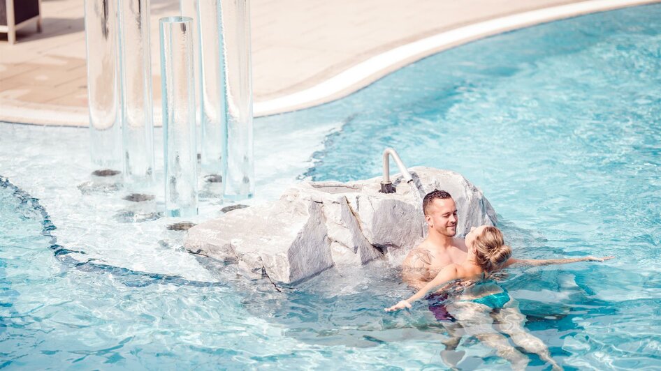 Außenbecken_Pärchen_09 | Die Abbilderei | © Hotel & Therme NOVA Außenbecken_Pärchen_09 | © Hotel & Therme NOVA
