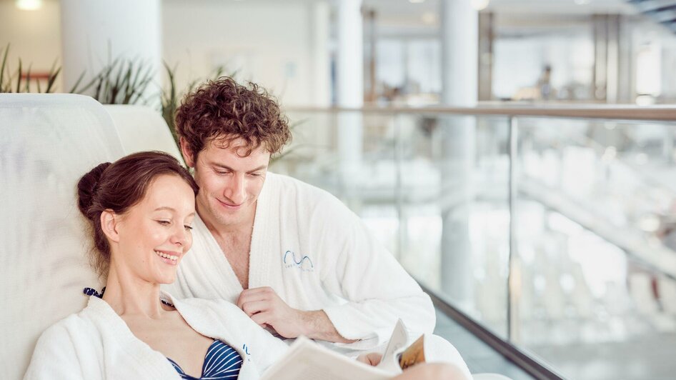 30+Pärchen_Liege | Die Abbilderei | © Hotel & Therme NOVA 30+Pärchen_Liege | © Hotel & Therme NOVA