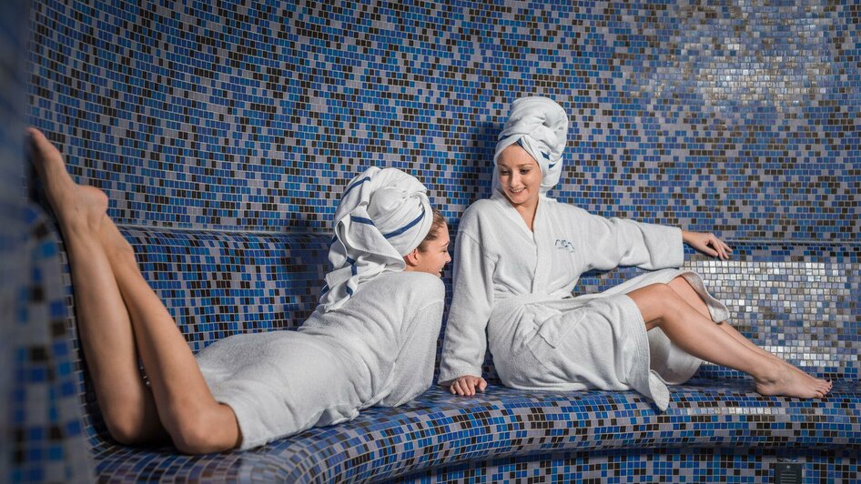 Heisse Bänke_Frauen20+ | Die Abbilderei | © Hotel & Therme NOVA Heisse Bänke_Frauen20+ | © Hotel & Therme NOVA