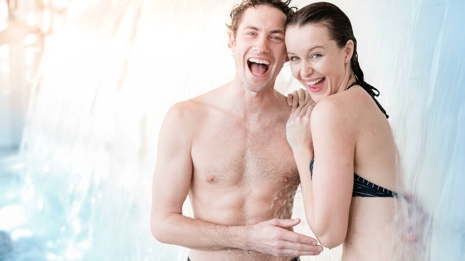 +30_Pärchen_Wasserfall_04 | Die Abbilderei | © Hotel & Therme NOVA +30_Pärchen_Wasserfall_04 | © Hotel & Therme NOVA