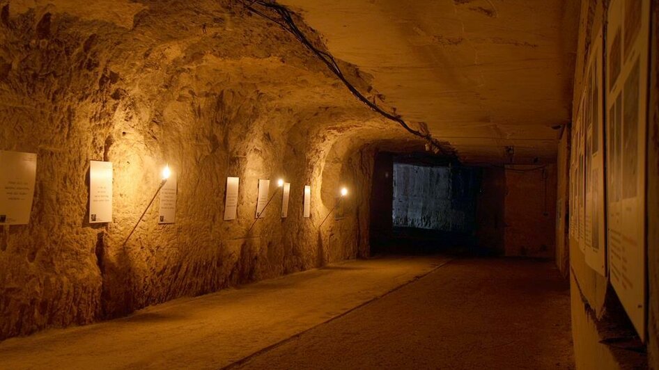 Gang mit Schautafeln in der Römerhöhle | © Stefan Matic