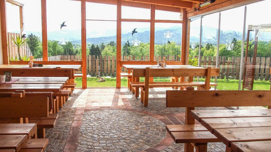 Gastraum mit Ausblick aufs Schilcherland | Familie Fellner | © Familie Fellner Gastraum mit Ausblick aufs Schilcherland | © Familie Fellner