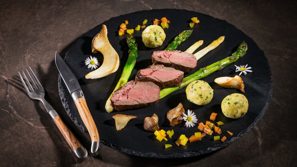 Hirschrücken mit Spargel | © J-Werner Krug Hirschrücken mit Spargel | © J-Werner Krug