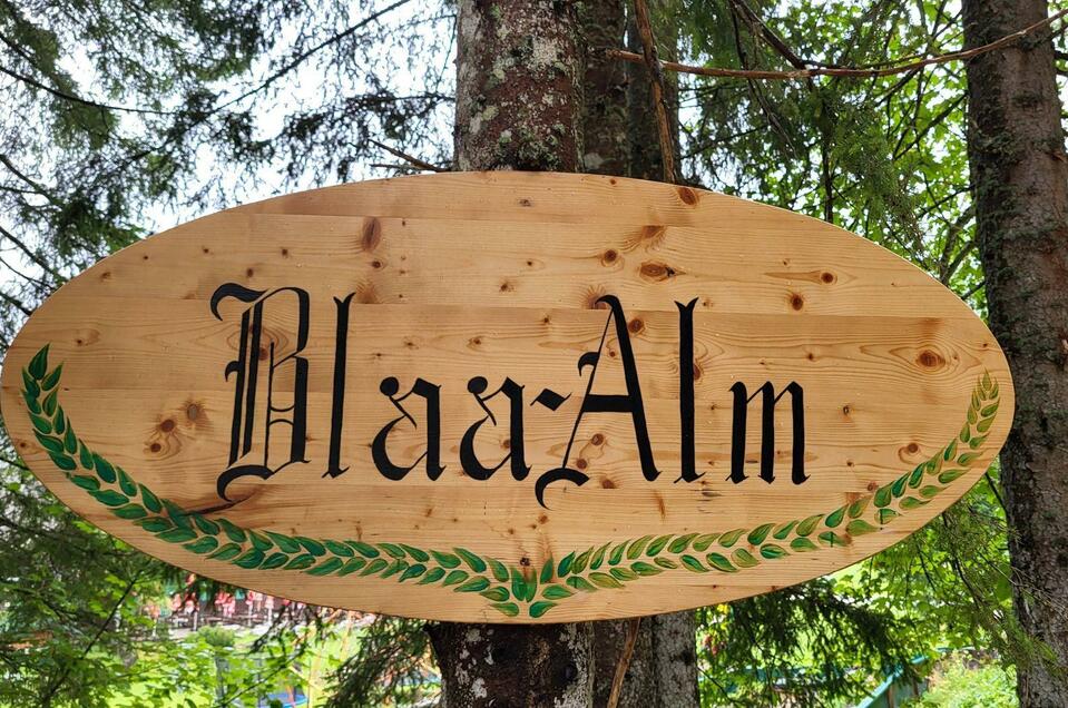 Blaa Alm, Altaussee, wooden sign | Petra Kirchschlager | © Petra Kirchschlager Wirtshaus at the Blaa Alm - Impression #1 | © Petra Kirchschlager