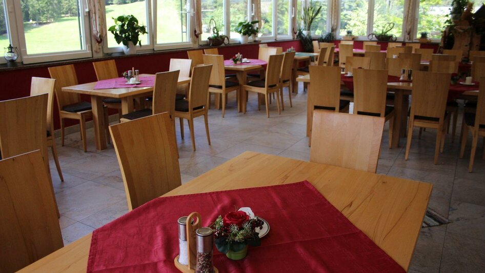 Blaa Alm, Altaussee, table in the winter garden | Viola Lechner | © Viola Lechner Blaa Alm, Altaussee, Tisch im Wintergarten | © Viola Lechner