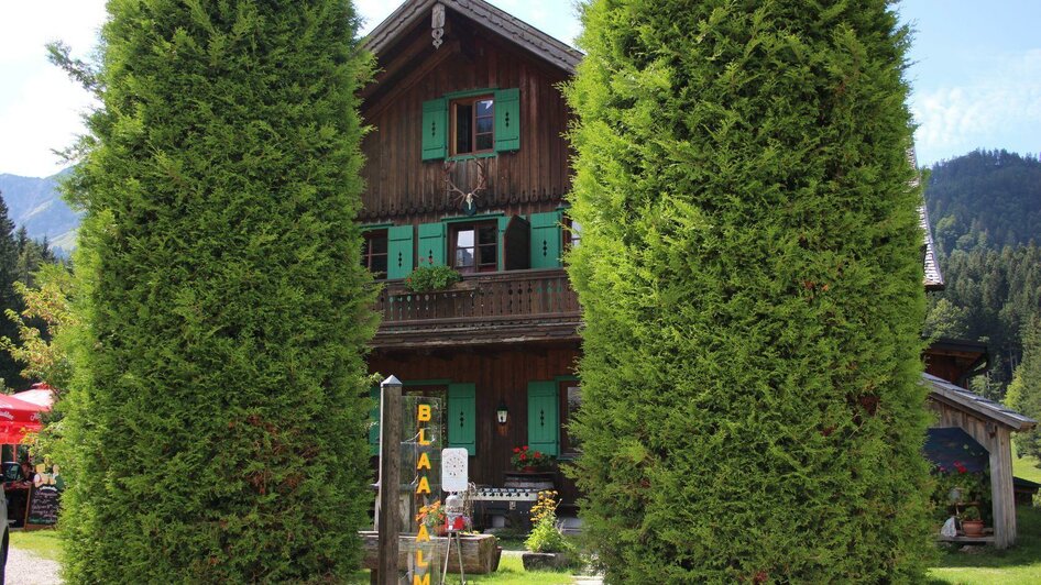 Blaa Alm, Altaussee, Haus mit Brunnen | Viola Lechner | © Viola Lechner Blaa Alm, Altaussee, Haus mit Brunnen | © Viola Lechner