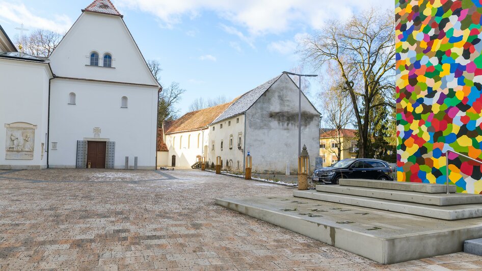 Kirchenplatz mit Fotopoint "Leben in Vielfalt" | © Stadtgemeinde Feldbach