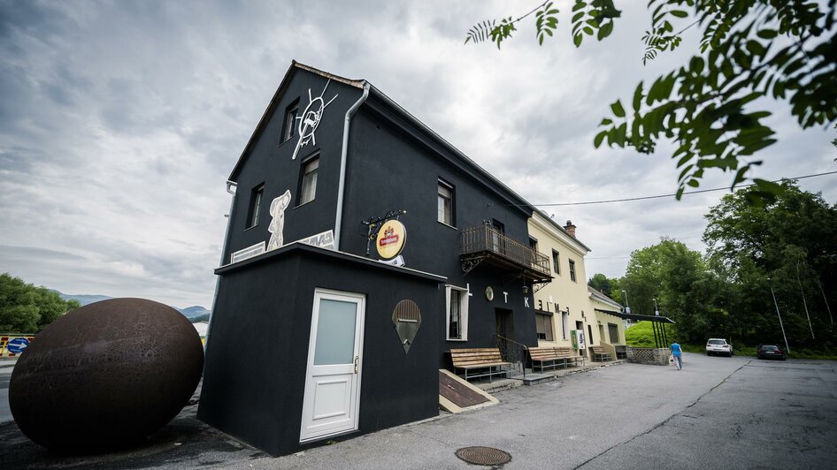Angekettet-Gasthaus Kosir_01_Gustav Troger | © Jana Scherr Angekettet-Gasthaus Kosir_01_Gustav Troger | © Jana Scherr