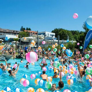 Tausende Wasserbälle fallen vom Himmel | © Thermenresort Loipersdorf