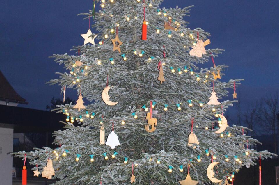 Christbaum am Dorfplatz Bad Loipersdorf | © Gemeinde Bad Loipersdorf