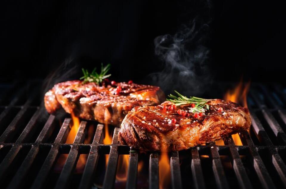 Grillen am Holzofengrill | © Fotolia_XL web