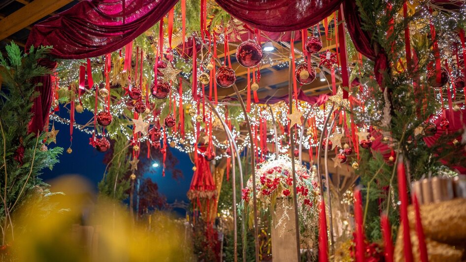 Christbaumbehang in Rot und Gold | © Garten Kochauf-Mario Gimpel