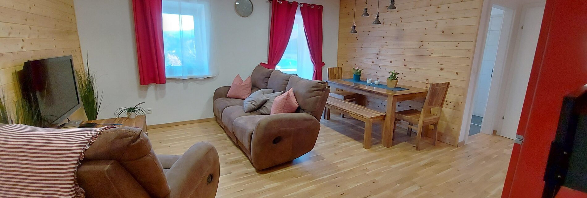 Wohnraum Küchenzeile TV Couch Essbereich