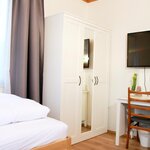 Photo of Triple room, shower or bath, toilet, 1 bed room | © Lendl